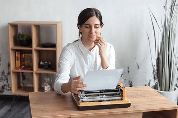 Girl writing content marketing